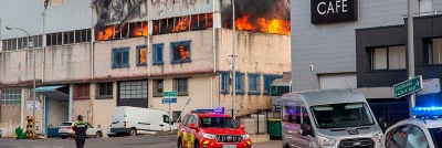 Cinco horas de lucha contra el fuego en un pabellón industrial de Oiartzun