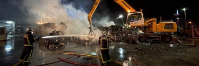 Agentes extintores espumantes para combatir incendios industriales, como el de la macrochatarrería de Leganés