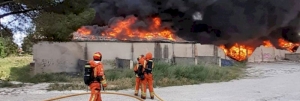 Impresionante incendio en una empresa de ropa usada en L’Olleria (Valencia)